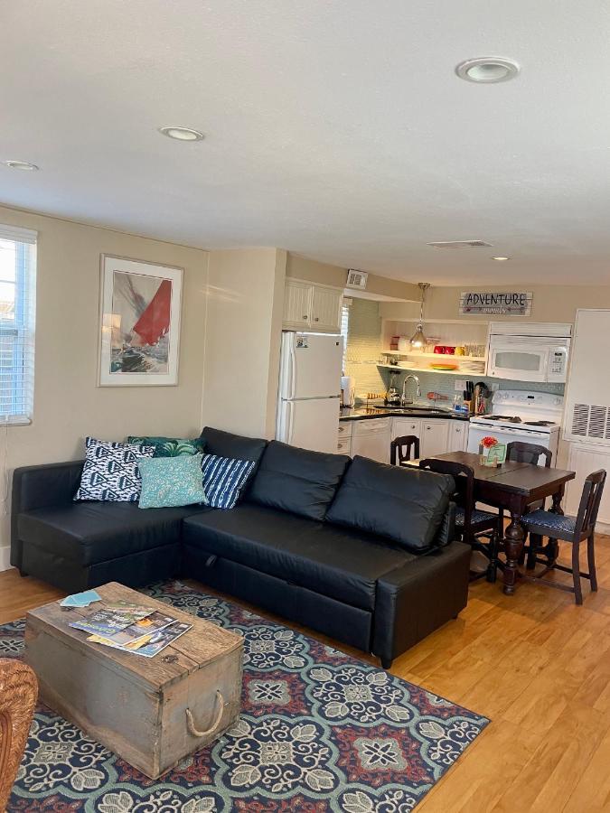 Seablue Cottage - Downstairs; 2 Blocks To The Beach 加尔维斯敦 外观 照片